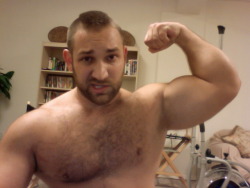 campusbeefcake:  muscleaddict:  Cute Flex.