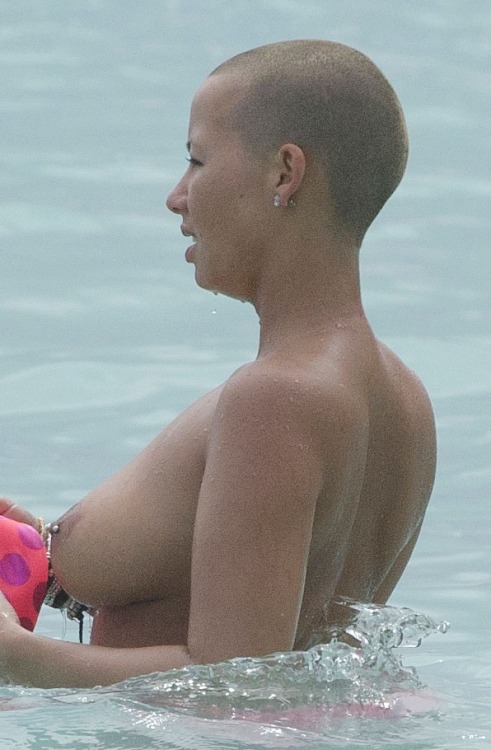 Porn toplessbeachcelebs:  Amber Rose (Model) swimming photos