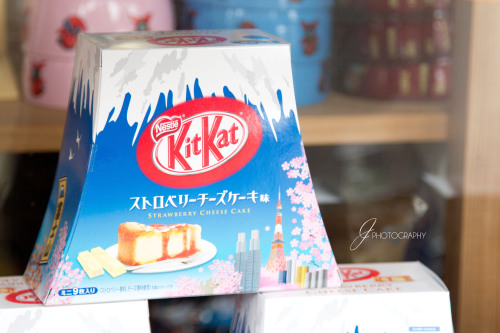 Japan always has such cool KitKat flavours XD And just look at that cute packaging!