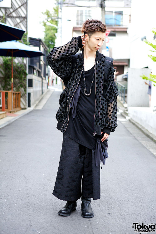 Mizuho from Monomania Harajuku wearing an all-black outfit put together from Monomania pieces.