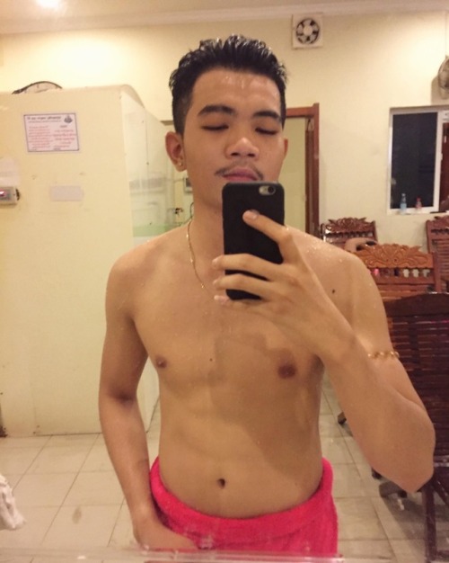 brosnhomdek1: អ្នកណាធ្លាប់អោយកូននេះចុយខ្លះ អាយុត្រឹមតែ18ទេតែក្តមិនបាច់មើល​ ធំហើយសិចទៀត​ ចុយនិយាយពីថា