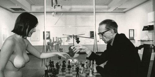 toucherdesyeux:    Eve Babitz joue aux échecs nue contre l'artiste Marcel Duchamp / Eve Babitz playing chess naked with Marcel DuchampPhoto par Julian Wasser, 1963.