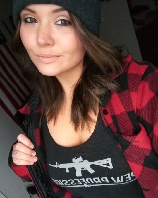kiss-this-goodbye:    Flannel… it’s a weakness 😍