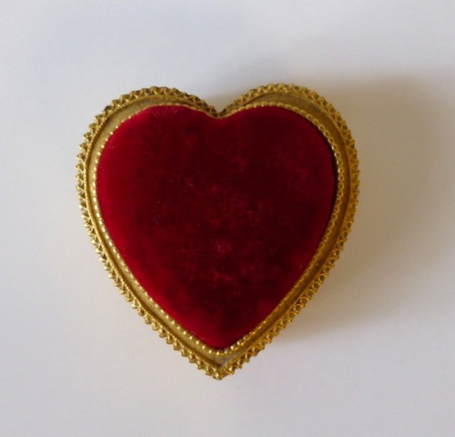 lollipophearts:Florenza Gold Heart Shape Box
