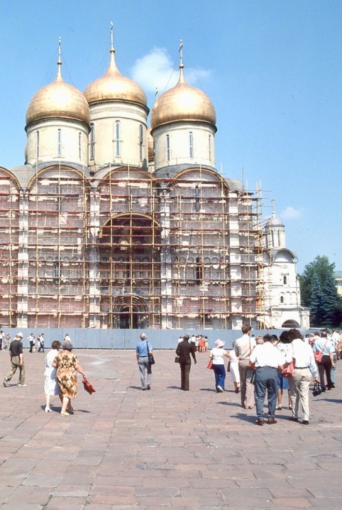 Tourists, Kremlin Church under Repair, Moscow, 1976.(Туристы, Кремлевская церковь на ремонте, Москва