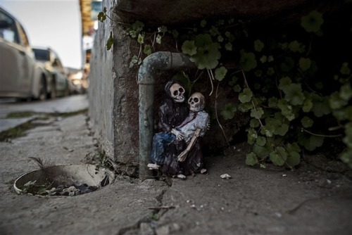 la-chica-de-ojos-cafes:  isfuckingfun:  Cement eclipses; tiny cement skeletons haunt the streets in Mexico.  México. 💖 