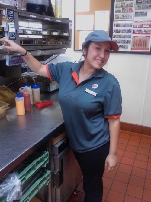 webcams-hispanas:  Linda Burger King latina con GRANDES WHOPPERS!