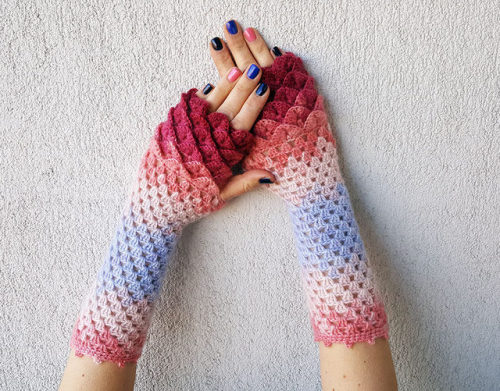 anotherdayforchaosfay:ponies-on-paper:sosuperawesome:Dragon Scale Fingerless Gloves by Mareshop on E