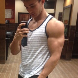 hotguypics:  @jesselhl 