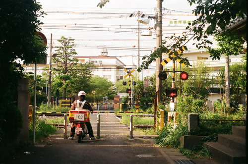 hisafoto:railway crossing on Flickr.Via Flickr: Taura, Kanagawa Taken with Kodak Retina IIa.田浦散策
