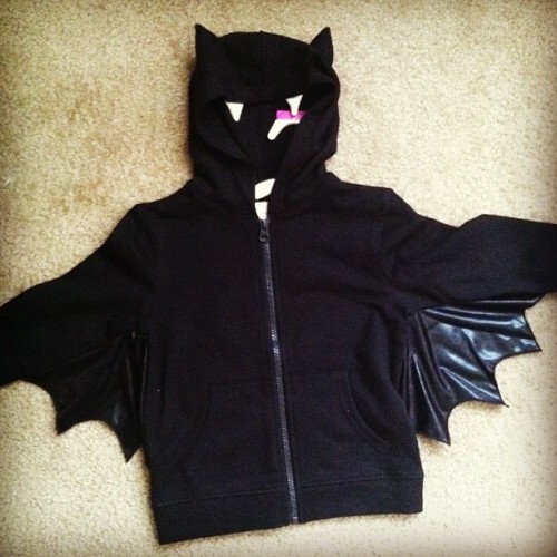 halloweenmonster: the—clarke—family:  A baby bat sweater..I had to buy it