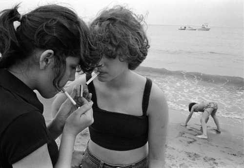 last-picture-show:Susan Meiselas, Prince Street Girls, 1975