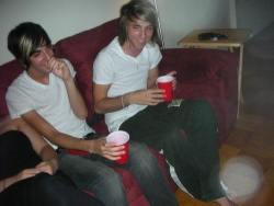 jackshappytrail:  Alex Gaskarth - beers and