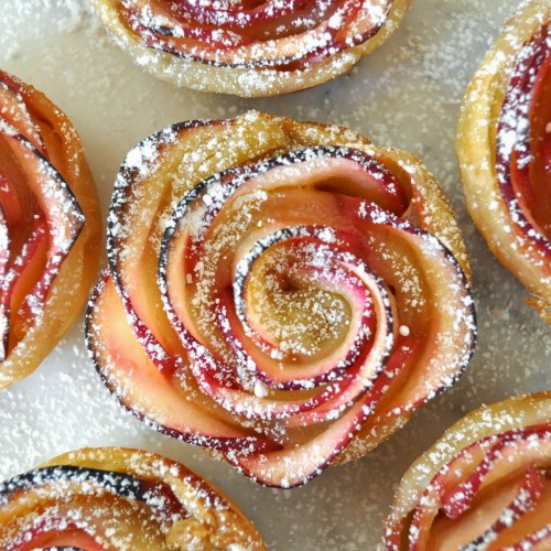 therebetterbepie:lady-feral:beautifulpicturesofhealthyfood:Rose Shaped Baked Apple Dessert…RE