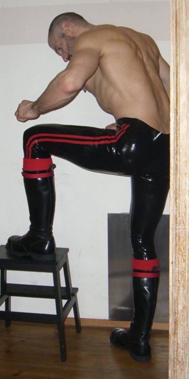 freakytoprawsmoker:lthrbootman:MYum