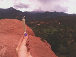 kushuniverse:  barnchoresandbongrips:  Smoke sesh in Garden of the Gods with my other half earlier 😊  i live by there&lt;3