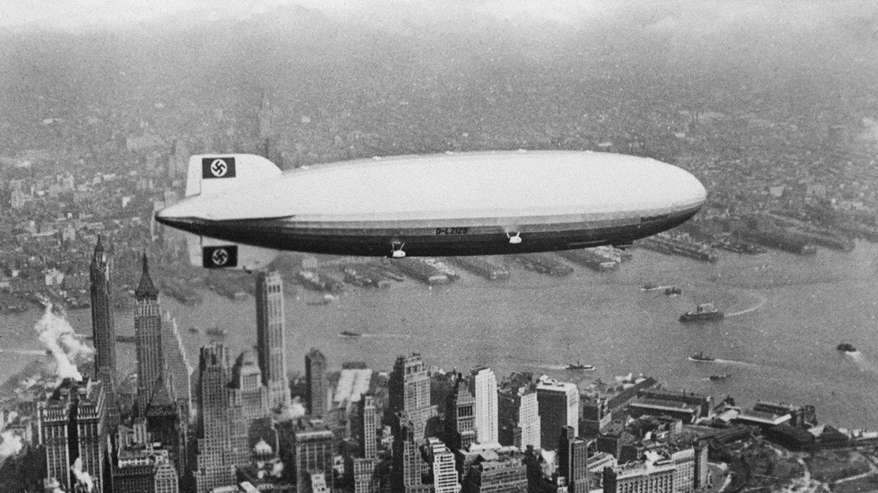 Cette photo montre le célèbre zeppelin Hindenburg survolant Manhattan tout en arborant