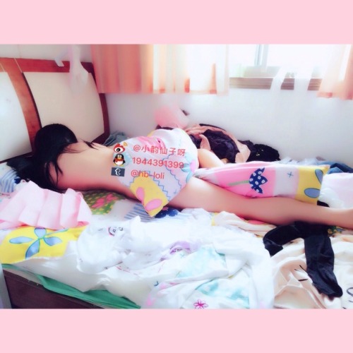 hb-loli: 呜呜呜～ 让哥哥帮我拍照片～ 结果拍着拍着就上手摸我～ 把我衣服都脱了～ 坏哥哥！我要去告诉爸爸！ ᕙ(⇀‸↼‵‵)ᕗ