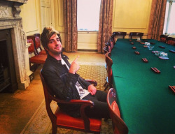 fuck-at-the-disco:  @jackalltimelow: ”Don’t tell the Prime Minister I’m sitting in his chair” 