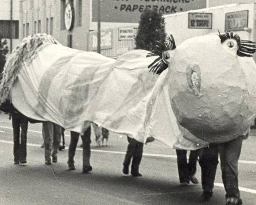 The Cockapillar, guided by members of the Gay Liberation Front, Christopher Street West Parade, Los 