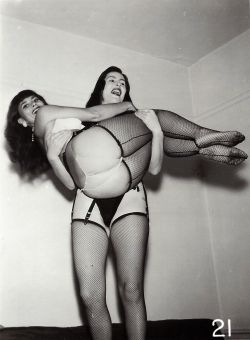 heart-shaped-apple:  Petite stripper Patti Waggin gets a helping hand from 6’ 3” Vallkyra.. 