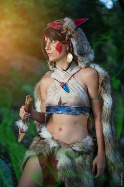 cosplay-paradise:  Meisha Mock as San (Princess Mononoke)cosplayparadise.net 