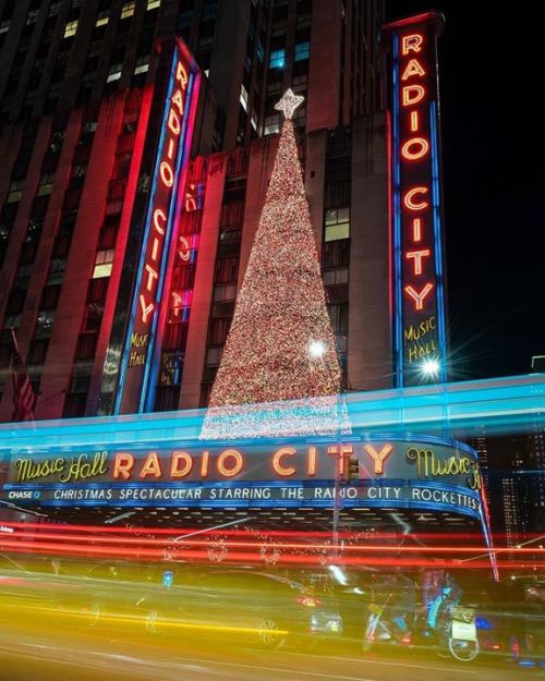 newyorkcityfeelings:  Holidays Season in New York City 📷 @blvckaperture