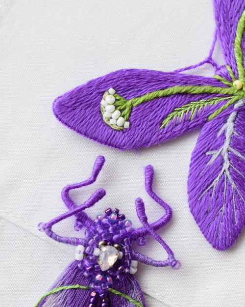 Yarrow flowers & mint leaves!Broocheshttps://en.lerapetunina.com/