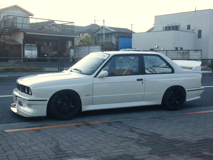 henderrr:  petit onion e30 m3 on 16x8 te37’s.