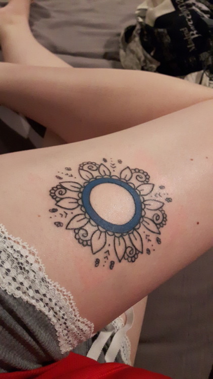 I finally got it done! The circle represents diabetes and the flower around it represents my life. E