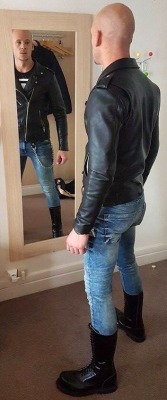 bootz2leather: gearplayerlive:  being aroused by His self centered attitude  Horny Leather Skin Guy! 