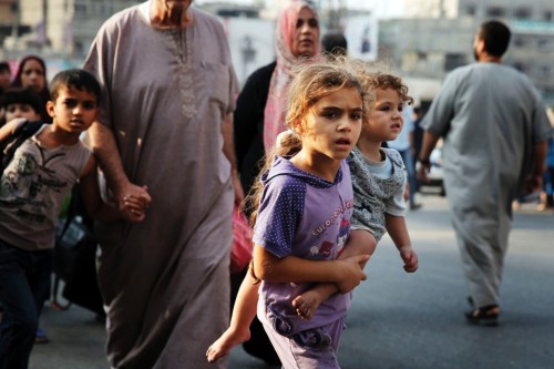 fotojournalismus:  Thousands flee Gaza’s Shujaiyah after night of terror | July 20, 2014 They walked in their thousands, barefoot and in their pyjamas, streaming out of the eastern Gaza district of Shujaiyah after a night of non-stop Israeli bombing.