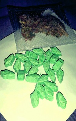 drogengefickt:  Chronic Premium Indoor &amp; Green Rockets (160mg Mdma) 😇