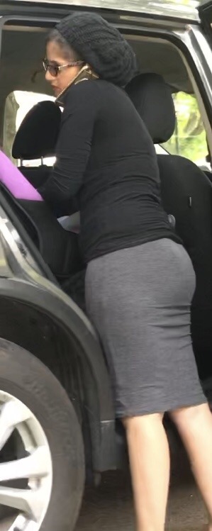 momoooo2: Beautiful fat ass on this frum milf…..I had to turn around for more shots of her. I