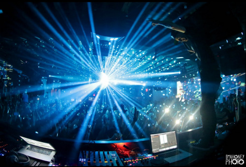 patrikkiss:  MEE FRONT AND CENTER AT DEADMAU5 UNHOOKED SHOW IN BROOKLYN. CRAZIEST TECHNO PARTY IN A LONG FREAKING TIME. 