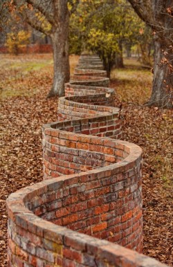 kentishviking:  meral16:   …   wavy brickwork, that is very impressive!!!