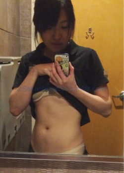 sekushipaichi:  ¯\_(ツ)_/¯ Flashing other things like my stomach and my hips..? (Also, since when did I have abs..??)  Look at that sexy body&hellip;&hellip;.. damn
