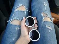 whatn0:  Ripped jeans and round sunglasses