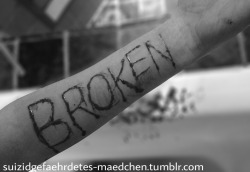 suizidgefaehrdetes-maedchen:  brOKen! 