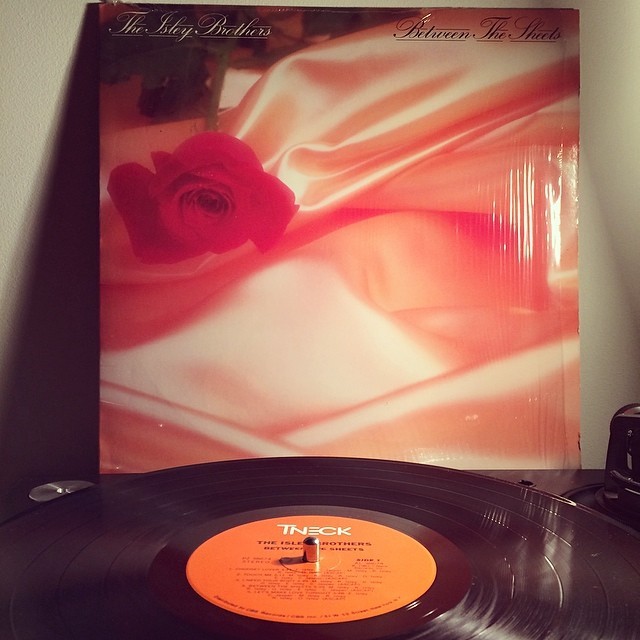 dead6119:  THE ISLEY BROTHERS / BETWEEN THE SHEETS   1983 / LP / STEREO / US / PZ