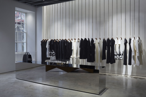 Victoria Beckham ouvre sa première boutique à Londres, enfin ! http://fashions-addict.com/Victoria-B