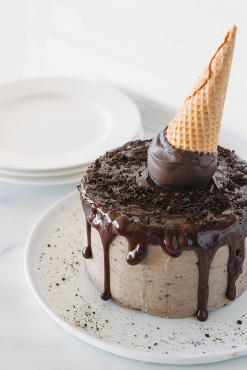 sweetoothgirl:  Red Velvet Cake with Oreo Cream Cheese Frosting & Chocolate Ganache Drizzle