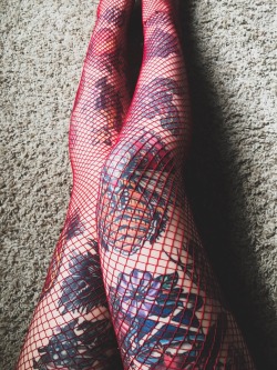 feelingslikeseasonz:Because legs always look better in some fishnets 🕷🕸