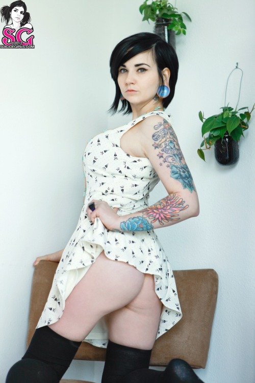 nakedsuicidegirls:Quinne - Amorous