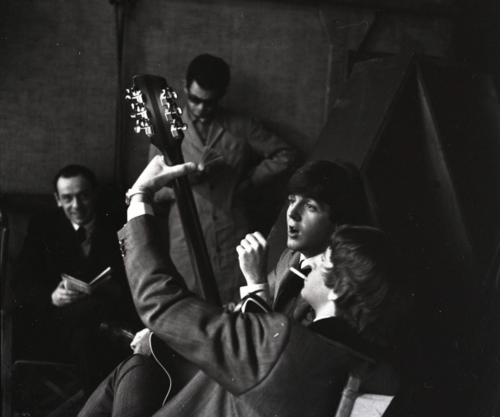 thebeatlesordie:Paul teaching Ringo the guitar?, 1964