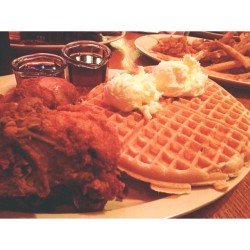 We eating good tho.  (at Roscoe&rsquo;s House of Chicken and Waffles)