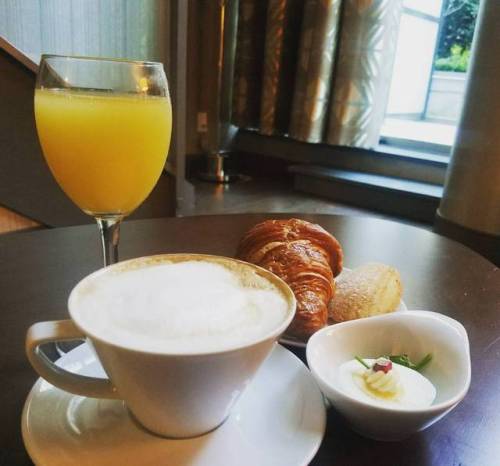 Perfect Vancouver morning.#croissant #mimosa #breakfast #travelphotography #blogger #fashion #fashio