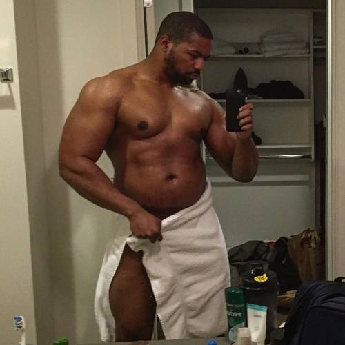 dethickness:  thickchocolatecity:  He’s so damn sexy! 