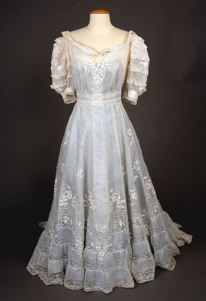 edwardian-time-machine:  Embroidered Lace Tea Gown, c. 1905 Source 