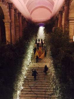 hellyeahrihannafenty:  Rihanna heading inside the Met Gala. This shot is amazing!